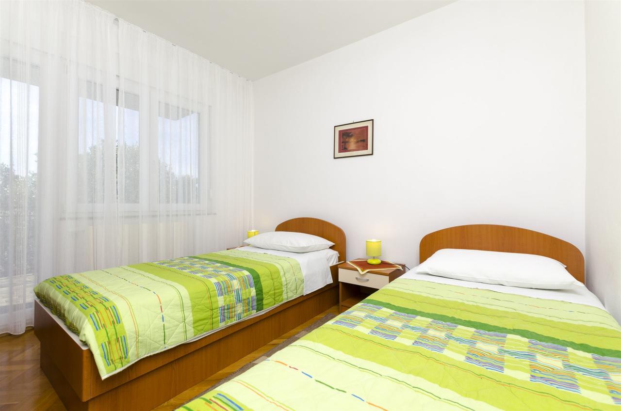 Apartments Karmela Примоштен Екстер'єр фото