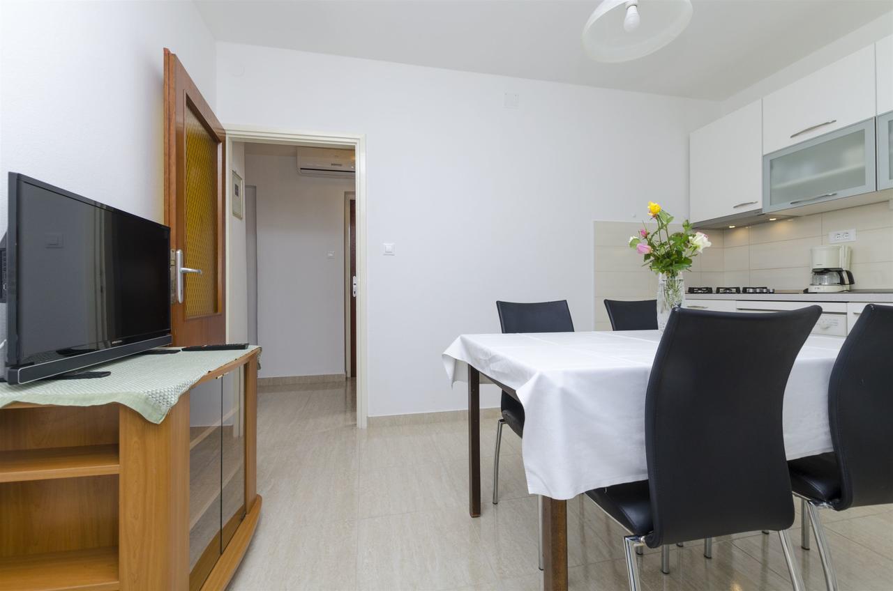 Apartments Karmela Примоштен Екстер'єр фото