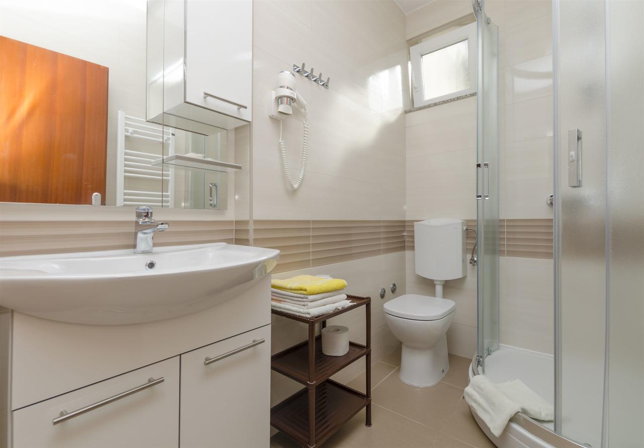 Apartments Karmela Примоштен Екстер'єр фото