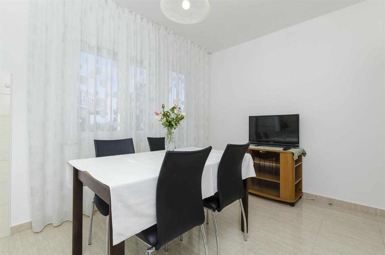 Apartments Karmela Примоштен Екстер'єр фото