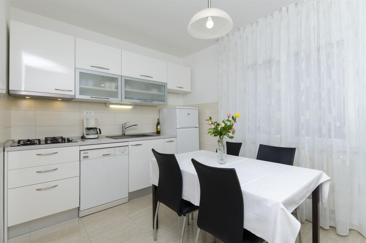 Apartments Karmela Примоштен Екстер'єр фото