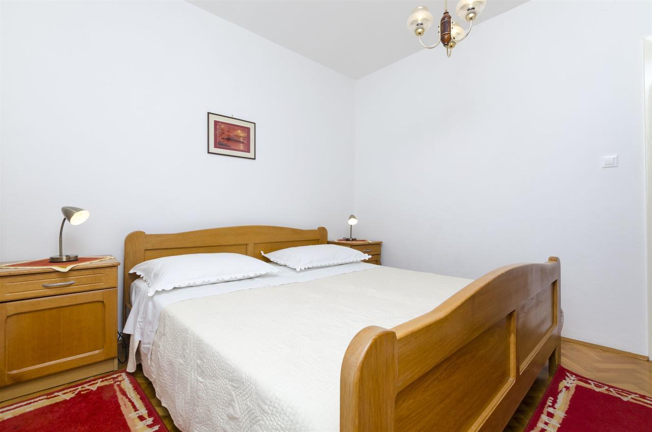 Apartments Karmela Примоштен Екстер'єр фото