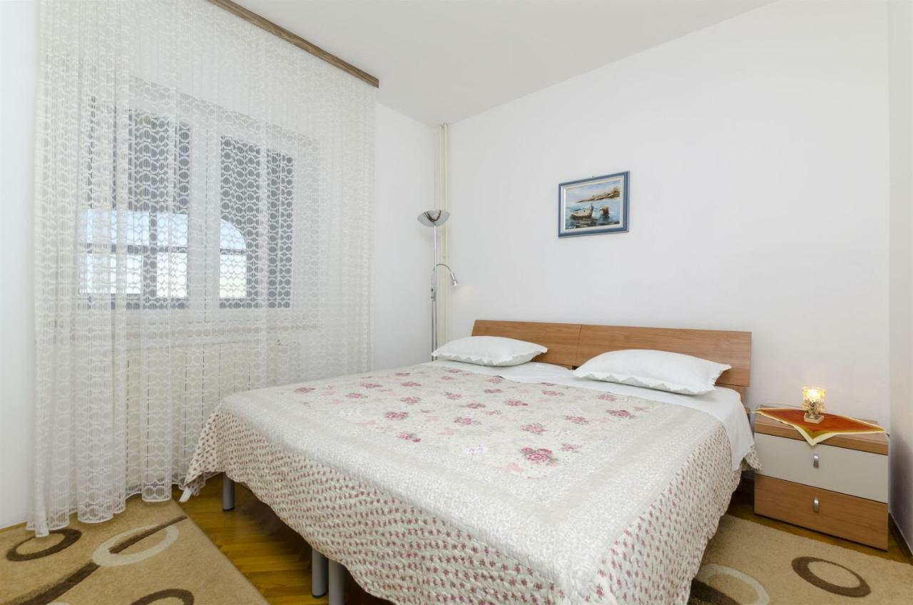 Apartments Karmela Примоштен Екстер'єр фото