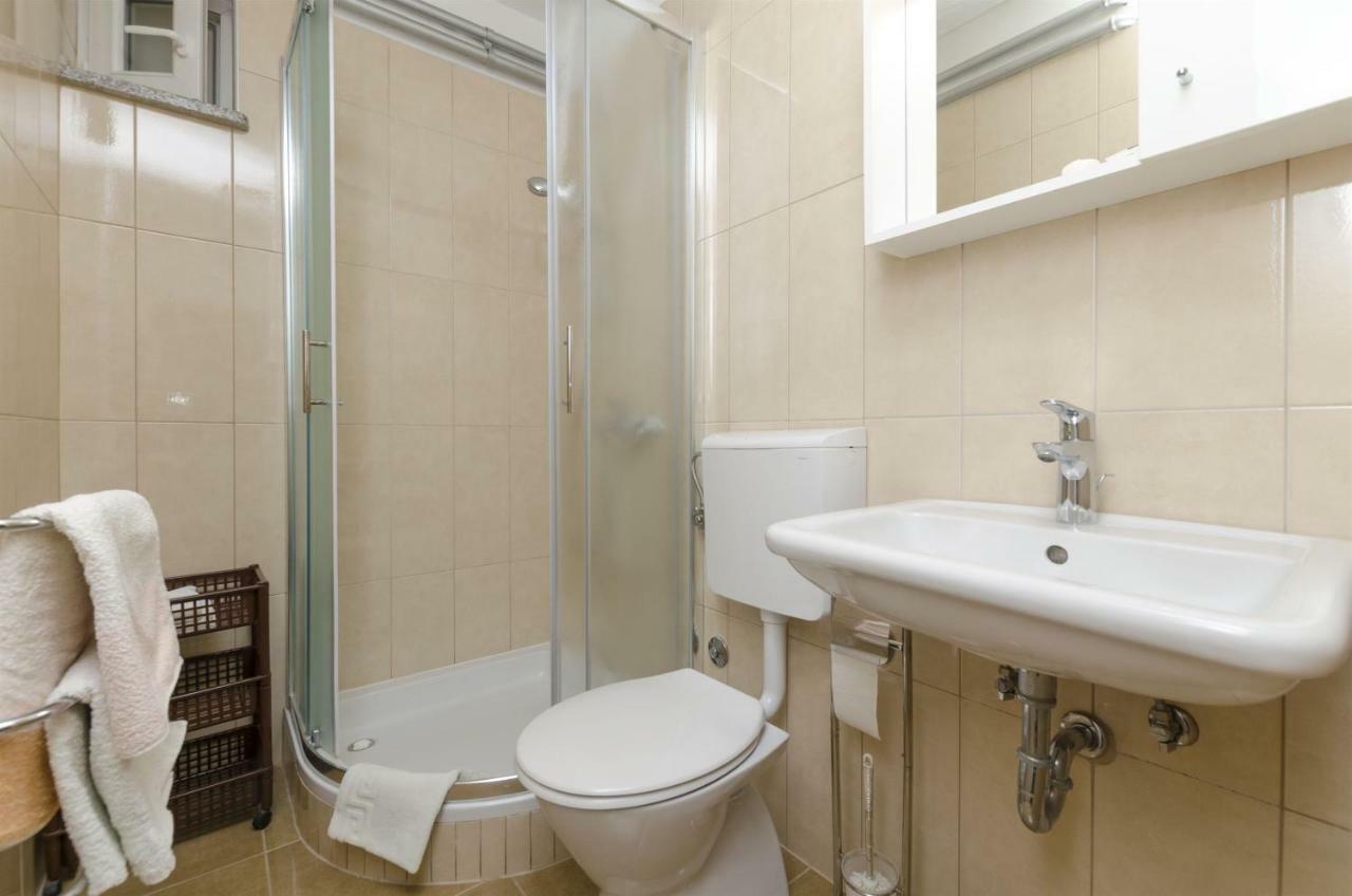 Apartments Karmela Примоштен Екстер'єр фото