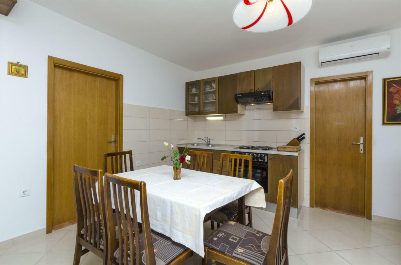 Apartments Karmela Примоштен Екстер'єр фото