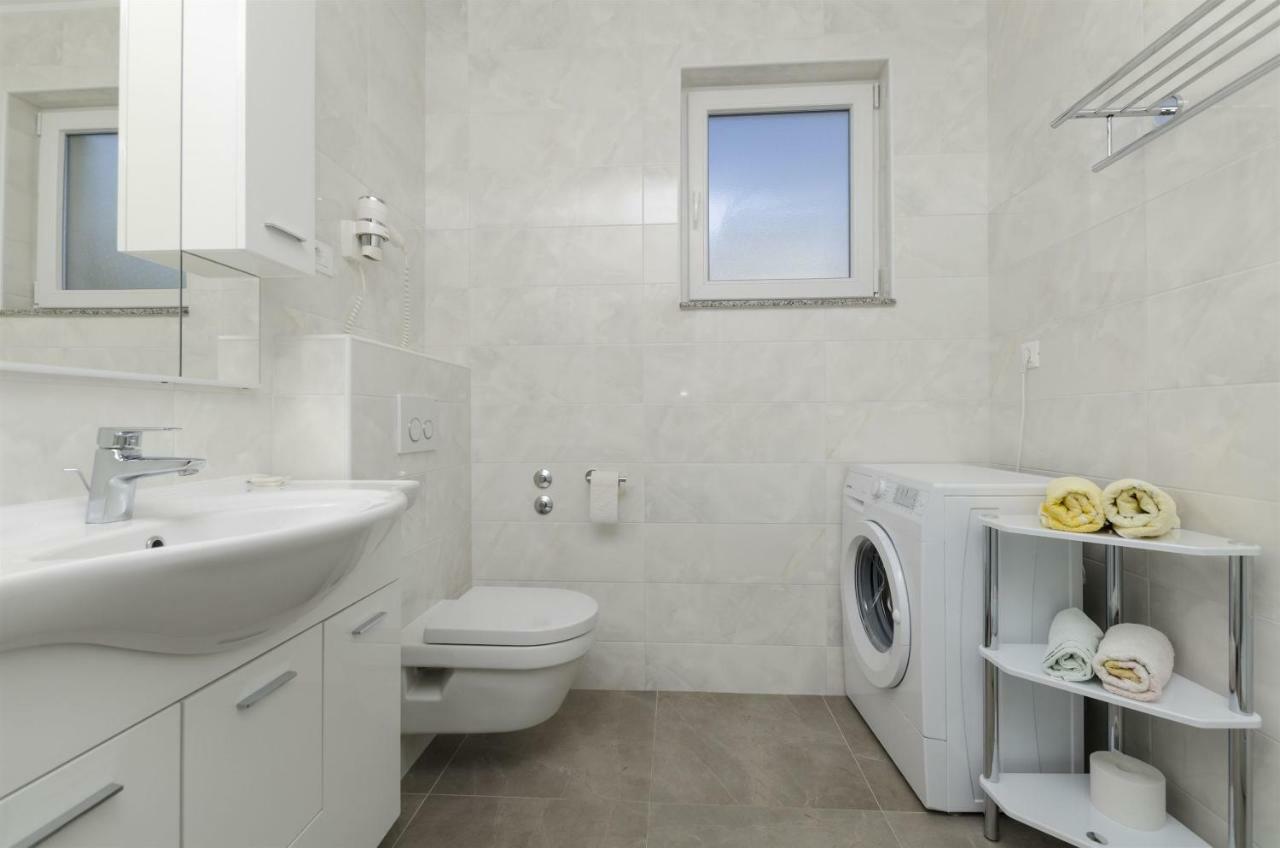 Apartments Karmela Примоштен Екстер'єр фото