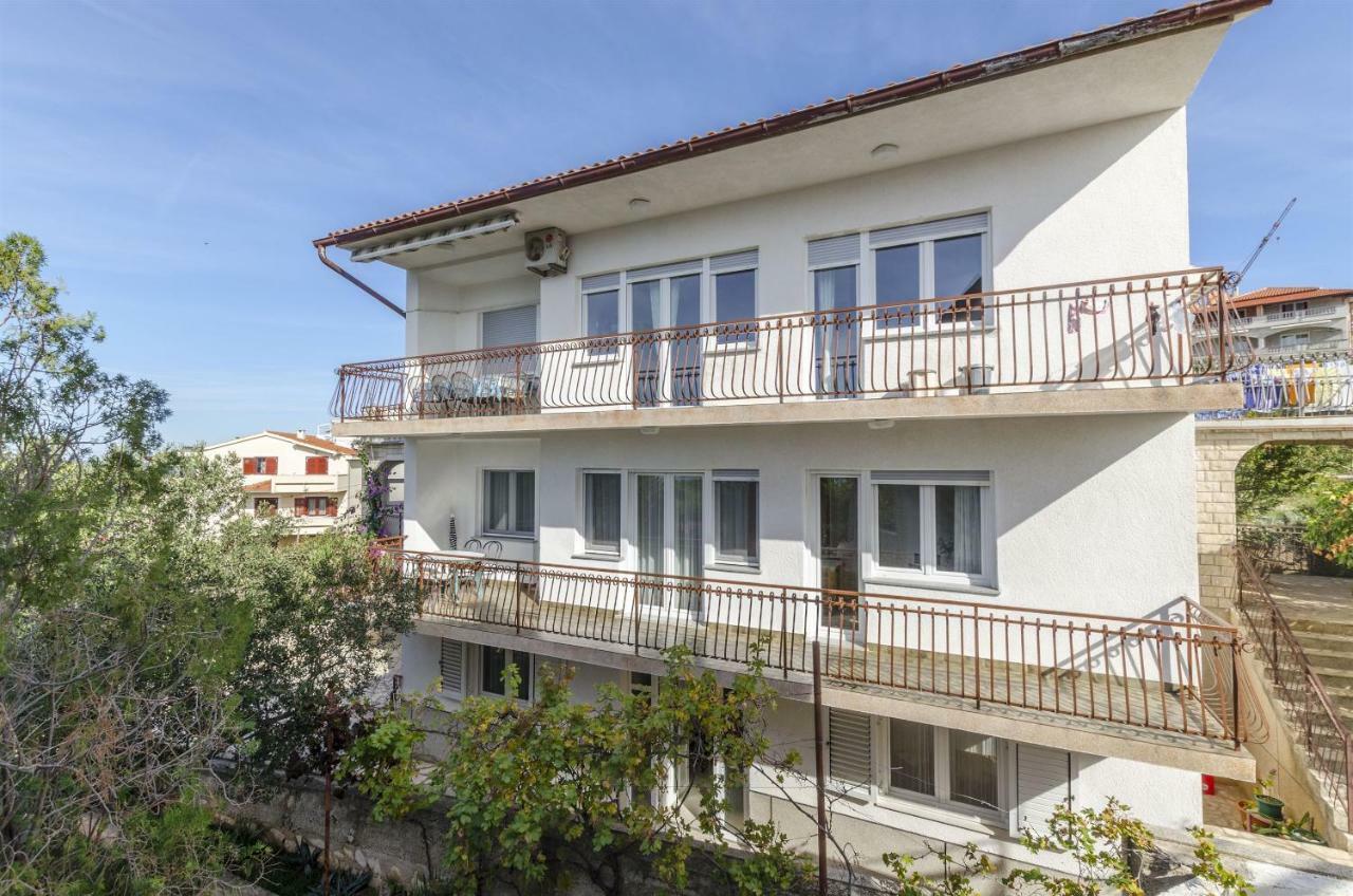 Apartments Karmela Примоштен Екстер'єр фото
