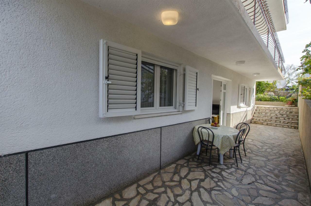 Apartments Karmela Примоштен Екстер'єр фото