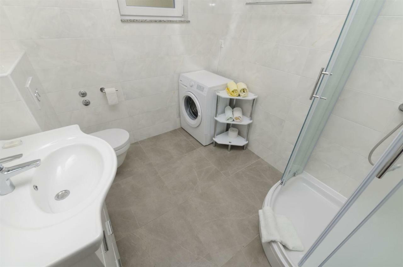 Apartments Karmela Примоштен Екстер'єр фото