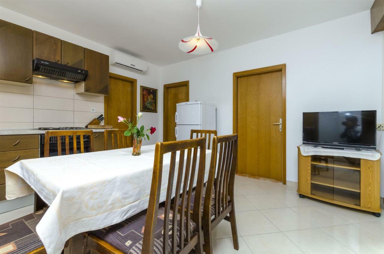 Apartments Karmela Примоштен Екстер'єр фото