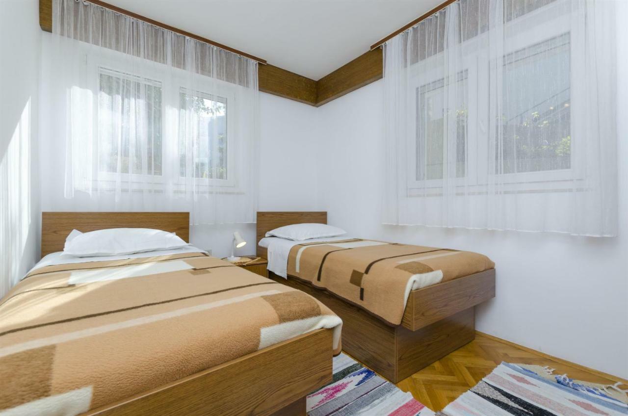 Apartments Karmela Примоштен Екстер'єр фото
